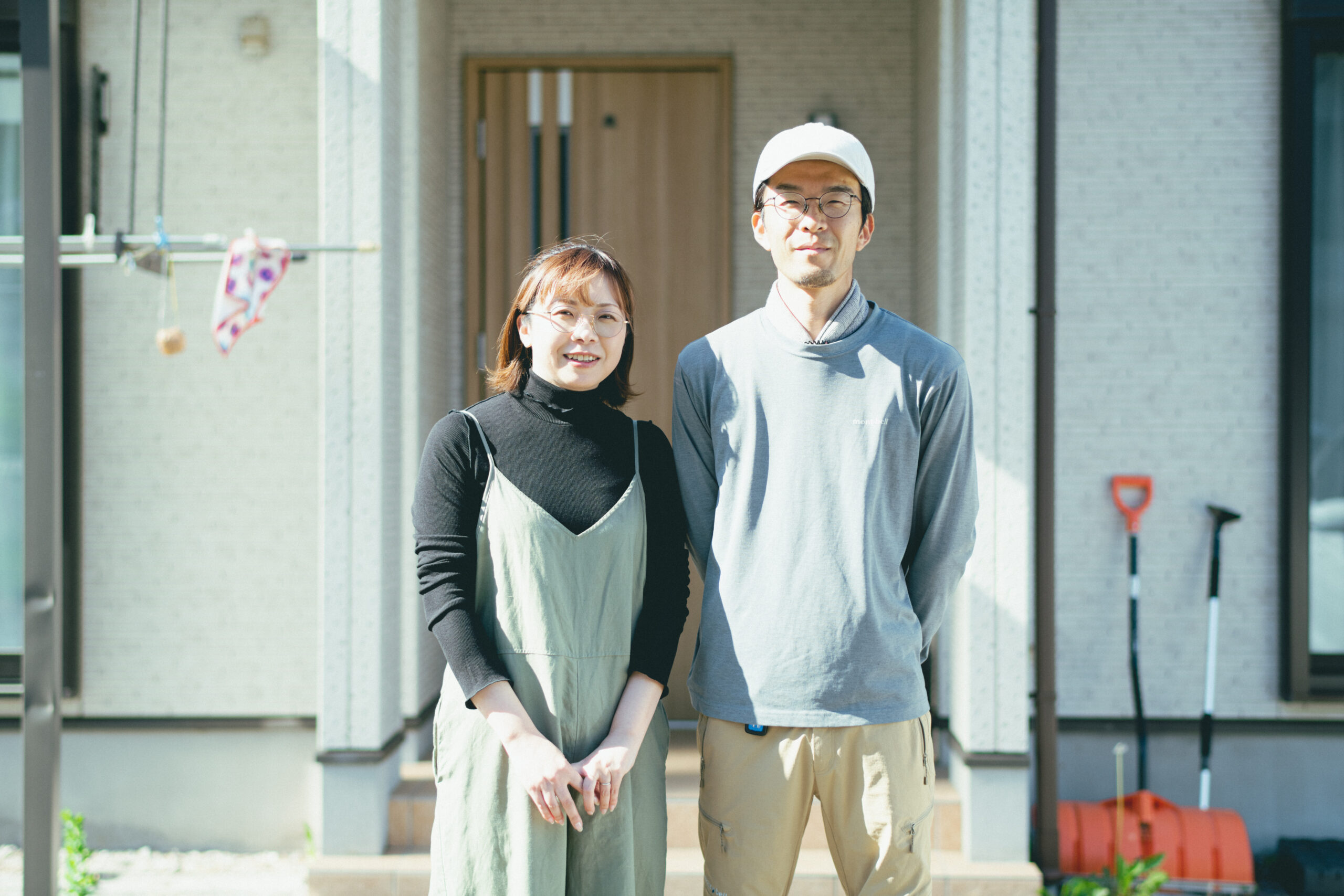 小原健太さん・貴子さんのお二人で家の前で