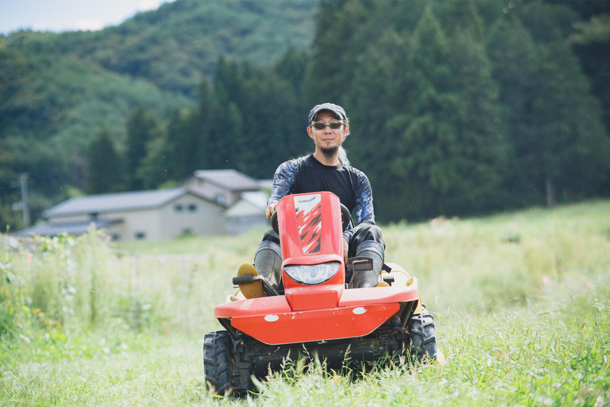 農業用運搬車に乗る寺島さん