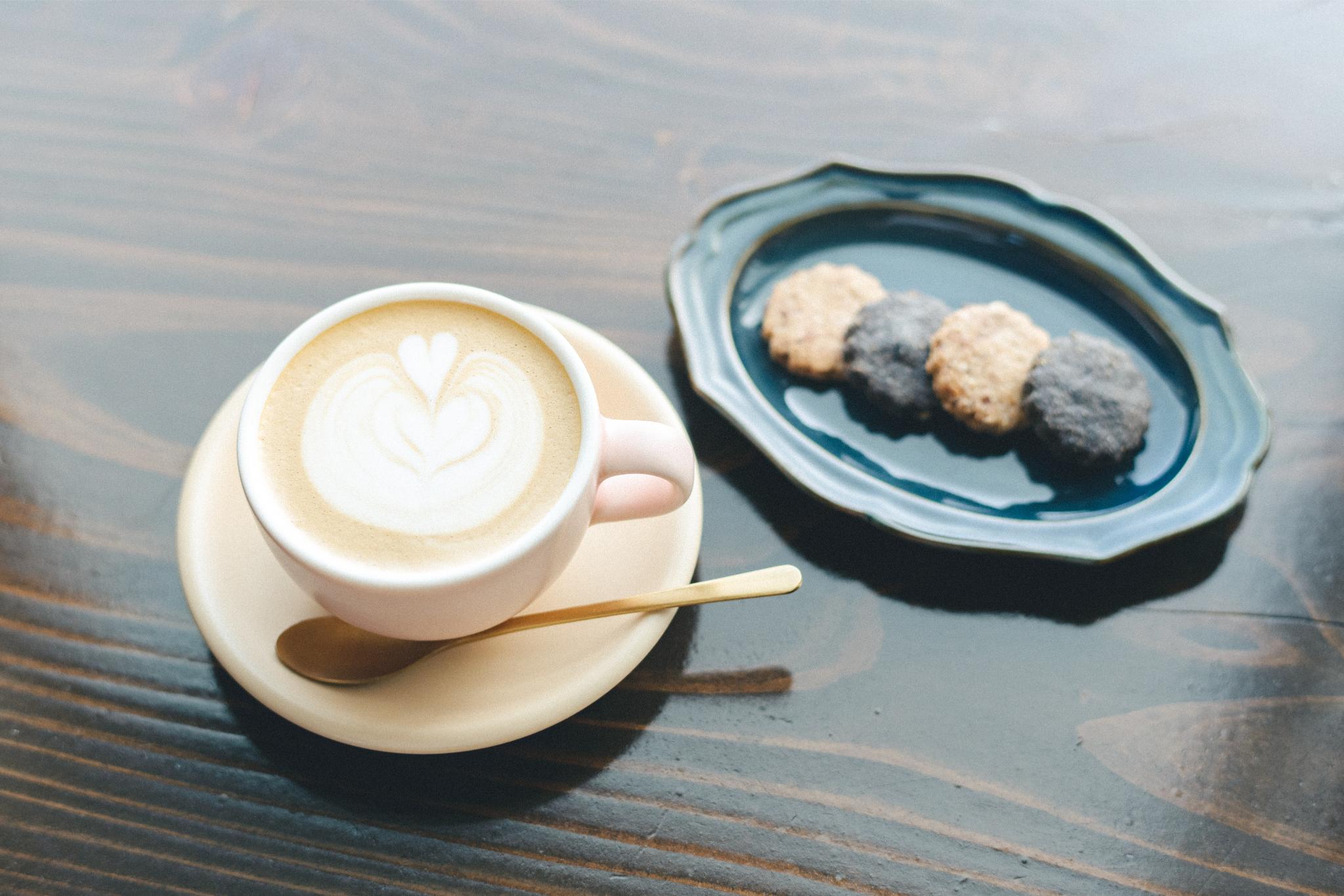 カフェラテとクッキー