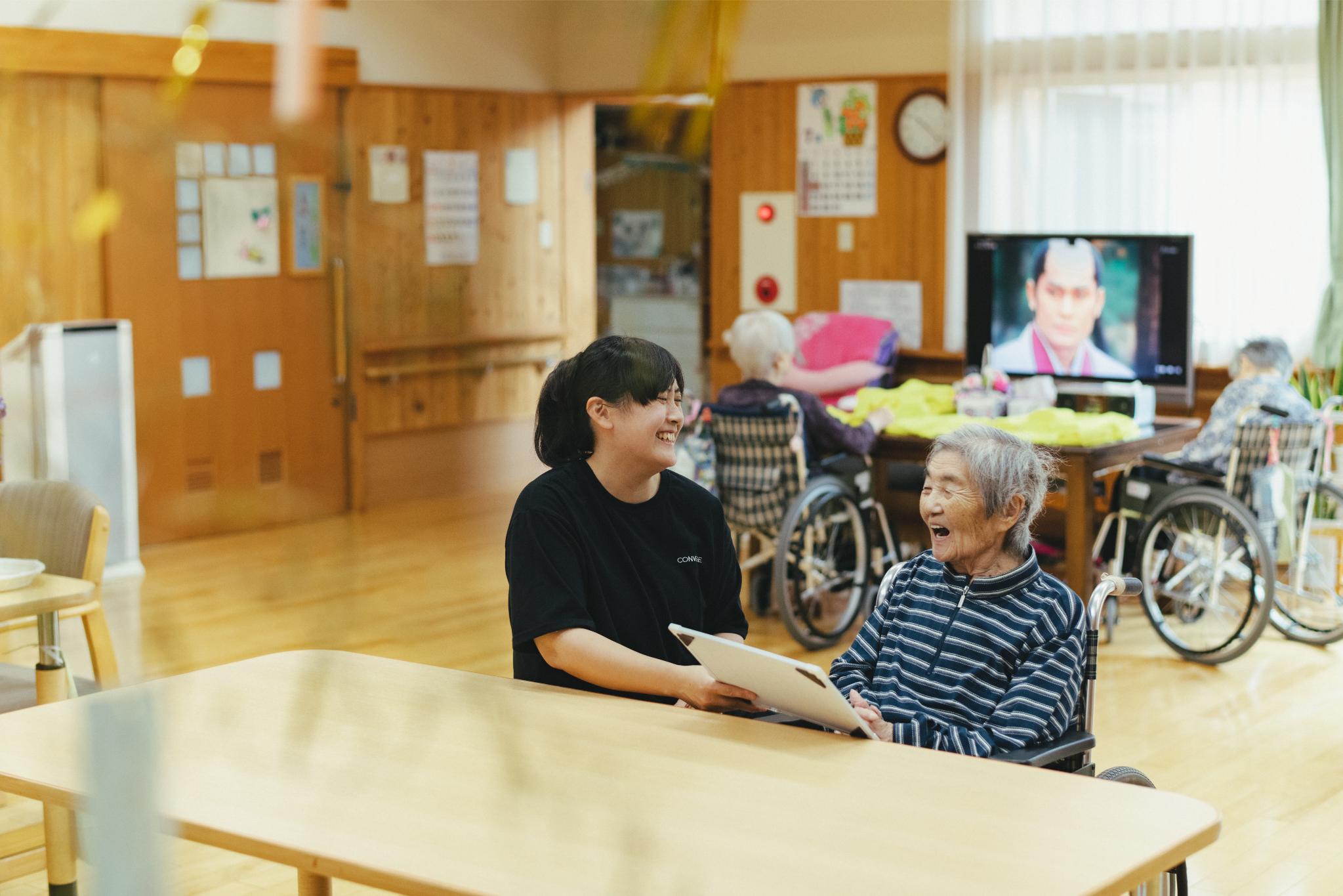 スタッフと利用者さんが笑い合う様子