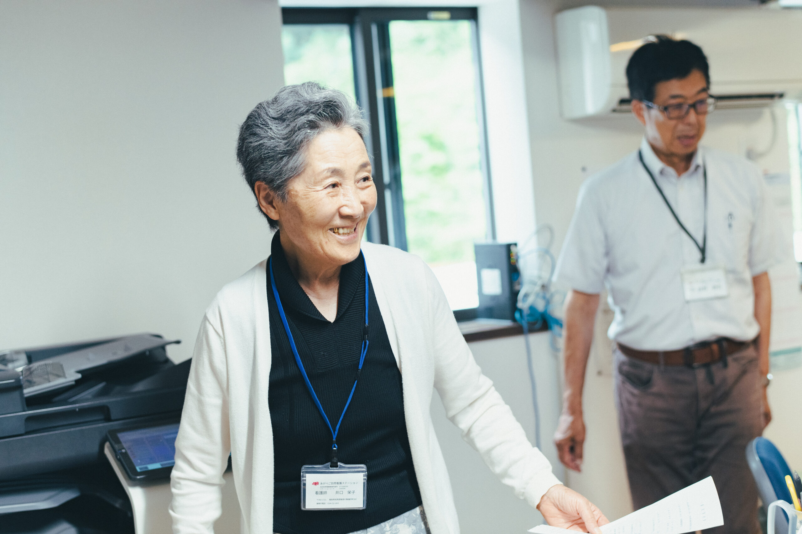 事務所にて笑顔で仕事する協力隊井口さん