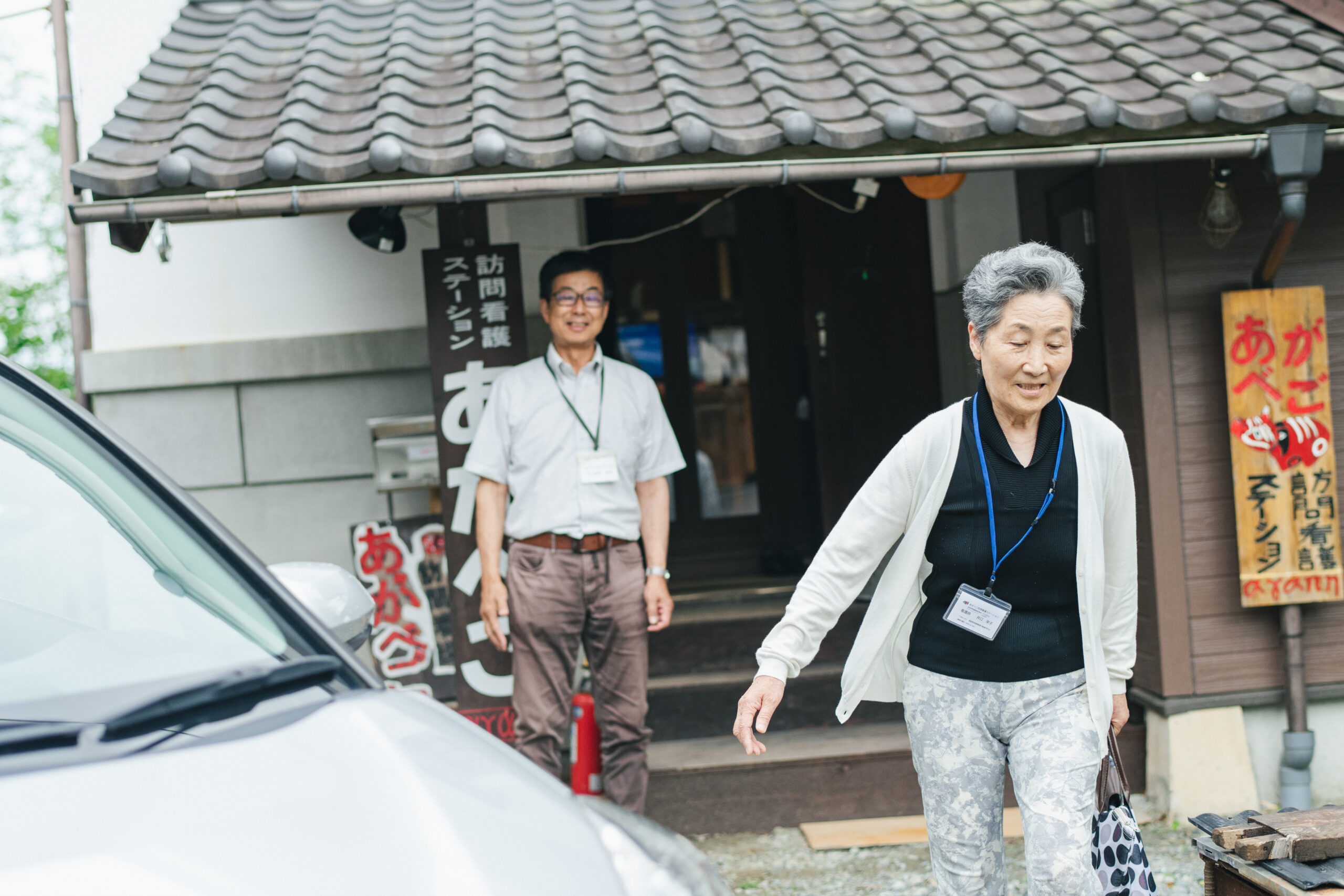 颯爽と事務所を出発する井口さんの様子